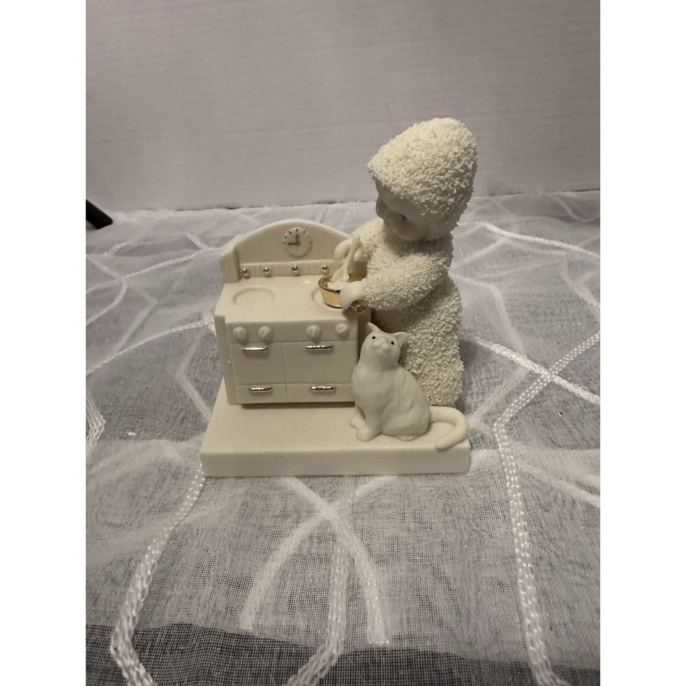 Department 56 Snowbabies "I'm Cooking Christmas Treats" 2005 White/Gold Boxed